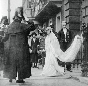 Lady Elizabeth Bowes-Lyon op weg naar haar huwelijk in Westminster Abbey, 26 april 1923, 1937