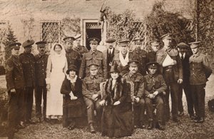 Lady Elizabeth met gravin van Strathmore en herstellende gewonde soldaten, 1916