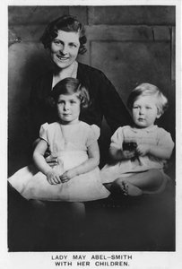 Lady May Abel-Smith met haar kinderen, 1937