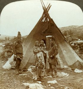 Lapse familie en sledehond - buiten hun zomerhuis - op een heuvel in Noorwegen, c1905 door Unbekannt