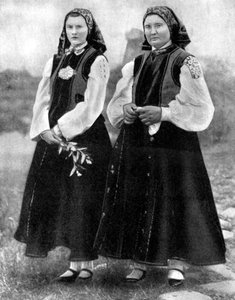 Letse vrouwen in traditionele klederdracht