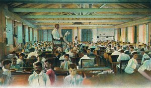 Lezer leest voor aan sigarenrollers, Sigarenfabriek, Havana, Cuba