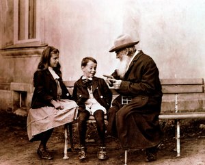 Leo Tolstoy, Russische schrijver, filosoof en mysticus, vertelt zijn kleinkinderen een verhaal, ca. 1890-1910 door Unbekannt