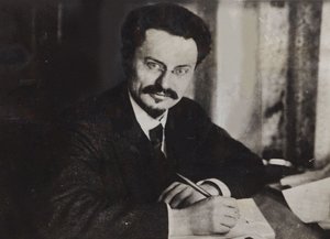 Leon Trotski aan zijn schrijftafel, vroege jaren 1920