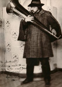 Leonid Andreyev, Russische auteur, speelt een muziekinstrument, ca. 1900