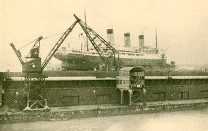 Het heffen van een majestueuze 56.551 ton in het drijvende dok in Southampton door Unbekannt