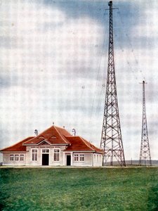 Lange golf zendermasten bij een Marconi radiostation in Bern, Zwitserland, ca. 1925