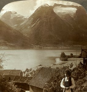Kijkend vanaf Hjelle over het rustige Strynnsmeer naar steile gletsjers van de berg Skaala, Noorwegen, ca. 1905 door Unbekannt