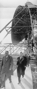 Lord Hailsham en Professor Alfred Lovell bij Jodrell Bank, Cheshire, maart 1960