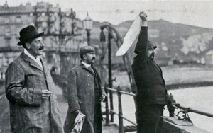 Louis Blériot op de pier in Dover na zijn vlucht over het Engelse Kanaal, 25 juli 1909 door Unbekannt