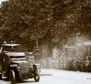 Machinegeweer gemonteerd in gepantserd voertuig, overwinningsparade, ca. 1918