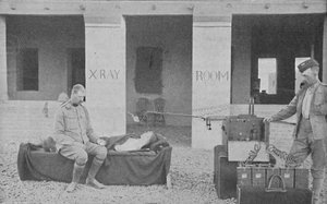 Major Battersby en zijn ordonnans maken een röntgenfoto in Soedan, ca. 1890, 1910