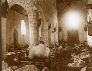 Noodhospitaal in een kerk, Marne, Noord-Frankrijk, 1914 door Unbekannt