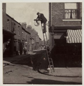 Man die een gaslantaarn schoonmaakt, ca. 1905 door Unbekannt