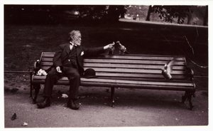 Man op een parkbank, circa 1920 door Unbekannt