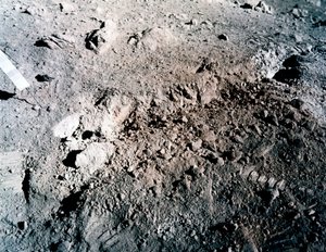 Bemande ruimtevlucht, VS, Apollo 17 Oranje grond op de maan door Unbekannt