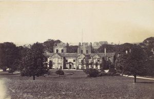 Herenhuis met twee torens gezien vanaf het terrein, 1860s