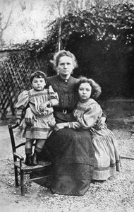 Marie Curie, Pools-Franse natuurkundige, met haar dochters Eve en Irene door Unbekannt