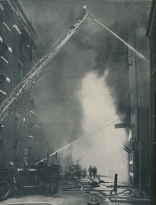 Geconcentreerde krachten van de moderne brandweerman tegen een stadsbrand