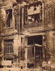 Leden van de Volksmarine Divisie op het balkon van het Stadsplein