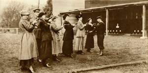 Leden van de WRNS bij revolvertraining