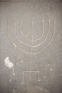 Menora gegraveerd op een oude grafsteen, Boedapest, Hongarije