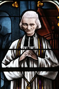 Mezilles kerk. Glas-in-loodraam. Sint Johannes Maria Vianney. Pastoor van Ars
