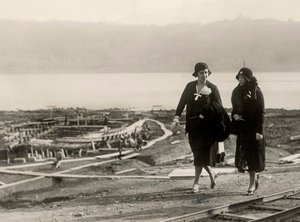 Millicent Veronica Willison, vrouw van William Randolph Hearst, bezoekt het werk voor de berging van oude Romeinse schepen uit het Meer van Nemi, ca. 1930 door Unbekannt