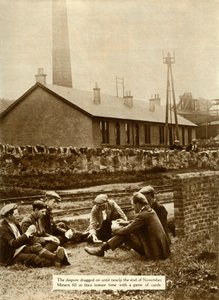 Mijnwerkers die kaarten tijdens de algemene staking, Groot-Brittannië, 1926, 1935 door Unbekannt