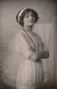 Miss Lily Elsie, 1886-1962, als Alice in de Dollar Princess, ca. 1930 door Unbekannt
