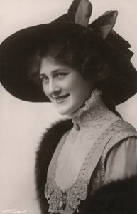 Miss Phyllis Dare, 1890-1975, ca. 1930 door Unbekannt