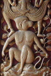 Apenreliëf op een deur in Wat Dab Phai, Chiang Mai, Thailand