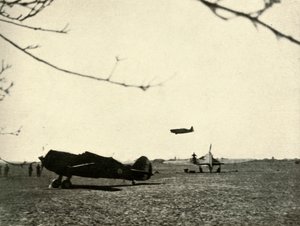 Morane 406 op Vassincourt Vliegveld met Franse Curtiss Hawk en Hurricane