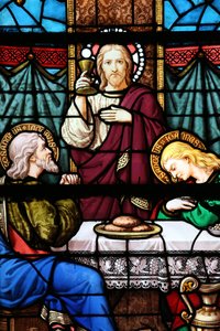Kathedraal van Moulins. Glas-in-loodraam. Het Laatste Avondmaal is de laatste maaltijd die Jezus deelde met zijn apostelen in Jeruzalem, 20160603, Moulins, Europa