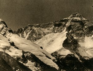 Mount Everest vanaf het basiskamp, ca. 1918-1939 door Unbekannt