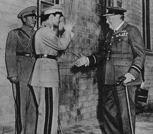 Mr. Churchill wordt begroet door de Sjah van Perzië, 1943