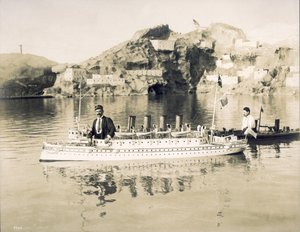 Marine Show op de Pike. Twee oorlogsschepen en hun operators. Wereldtentoonstelling 1904