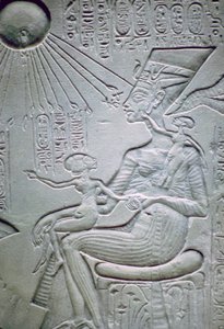 Nefertiti en twee van haar dochters door Unbekannt