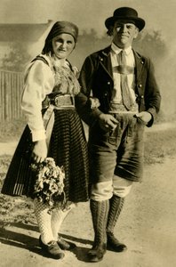 Pasgetrouwden in traditionele klederdracht, Karinthië, Oostenrijk, ca. 1935