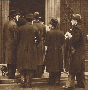 Krantenmannen bij nr. 10, dec 1936 1937