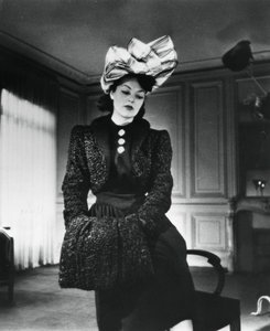 Nina Ricci outfit gedragen door het model Gabrielle, Frankrijk, januari 1943