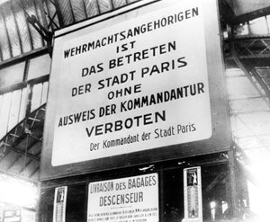 Mededeling in een treinstation in door Duitsland bezet Parijs, 17 juli 1940 door Unbekannt