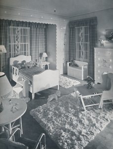 Kinderkamer door W. & J. Sloane, met crèmekleurige meubels en ruige witte tapijten op een blauw geschilderde vloer