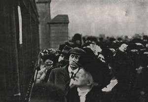 Officiële kennisgeving van de dood van koning Edward VII buiten Buckingham Palace, mei 1910 door Unbekannt