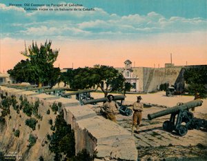 Oude kanonnen op een borstwering bij La Cabana Fort, Havana, Cuba door Unbekannt
