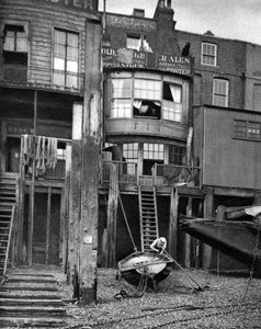 Oude kroeg aan de rivier de Theems, Londen, 1926-1927 door Unbekannt