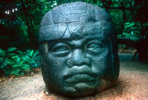 Olmeken gesneden hoofd uit La Venta, Pre-Columbiaans, Midden-Amerika, 1150-800 v.Chr. door Unbekannt