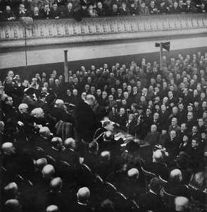 Op 27 januari sprak Mr. Churchill een publiek toe in Free Trade Hall, Manchester, 1913, 1945