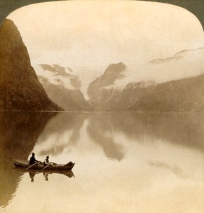 Op somber Meer Olden, tussen met wolken bedekte bergen, naar Maelkevold gletsjer, Noorwegen, 1905