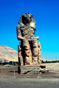 Een van de Kolossen van Memnon, nabij de Vallei der Koningen, Egypte, 14e eeuw v.Chr.